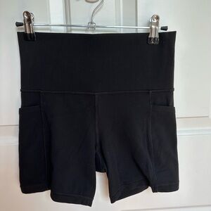 Athleta “ Salutation Stash Pocket II 5” Short” XS black